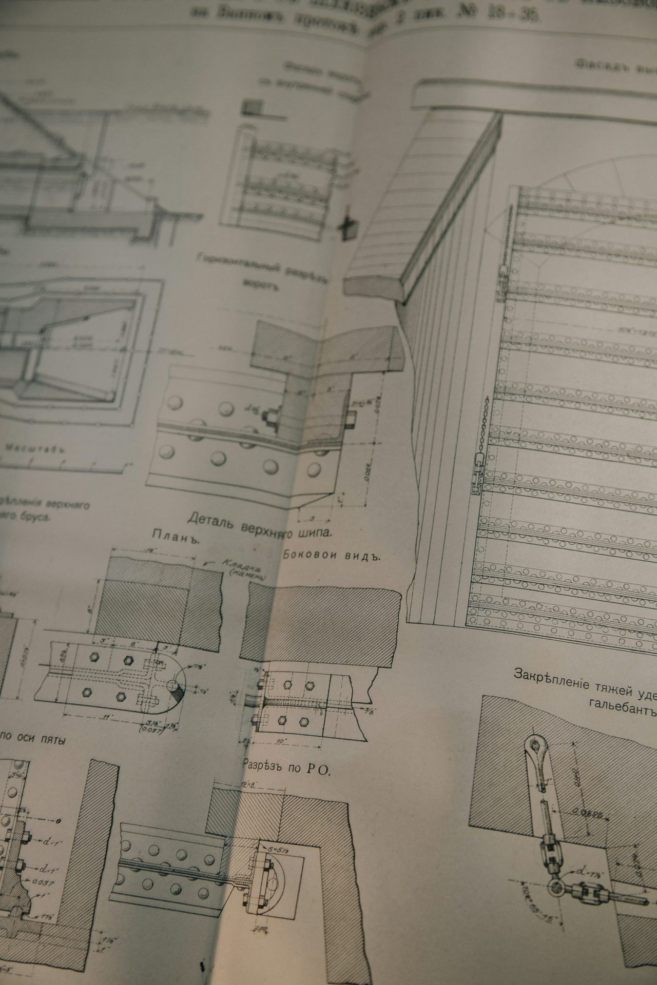 Disegno tecnico su carta con dettagli costruttivi e annotazioni