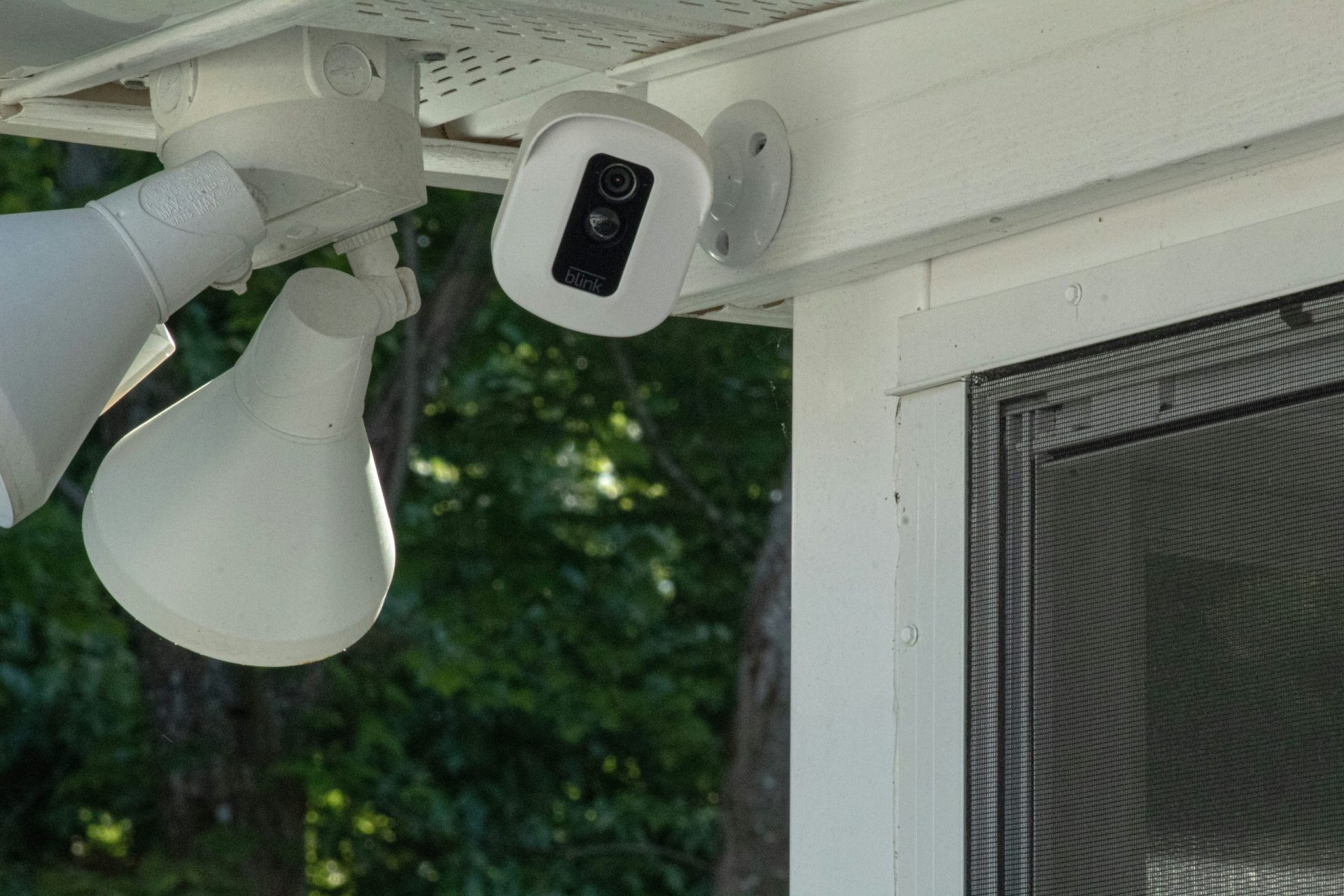 Telecamera di videosorveglianza con faretti installata sotto la gronda di una casa