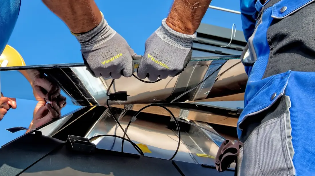 Cablaggio dei connettori sul retro di un modulo fotovoltaico