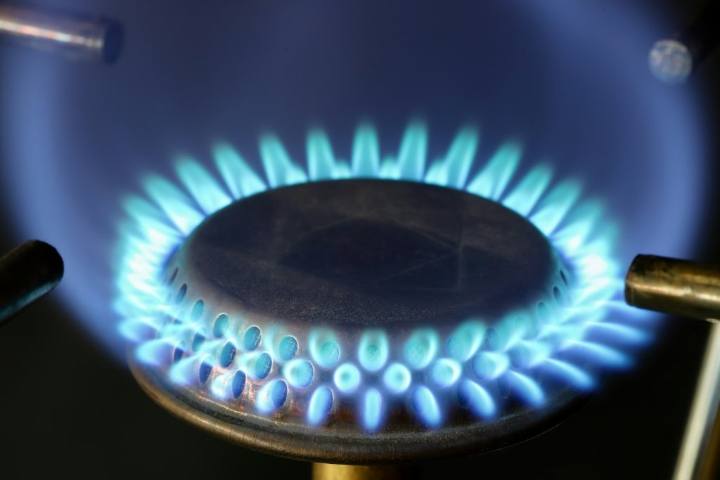 Fiamma blu di un bruciatore a gas