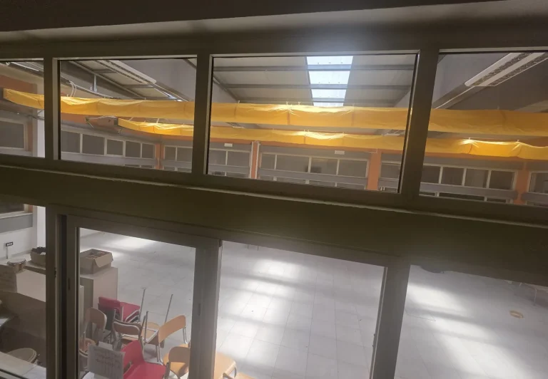 Canali tessili della climatizzazione visti dalle vetrate interne della scuola Brugnano