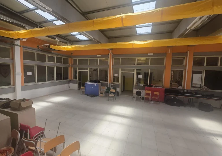 Distribuzione dell'aria con canali tessili nel salone della scuola di Marina di Gioiosa Ionica