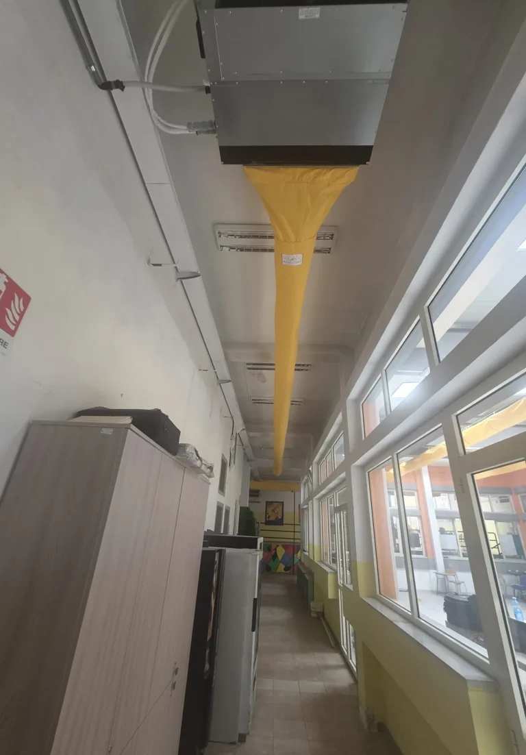 Unità canalizzabile a soffitto con diffusore tessile microforato nel corridoio della scuola
