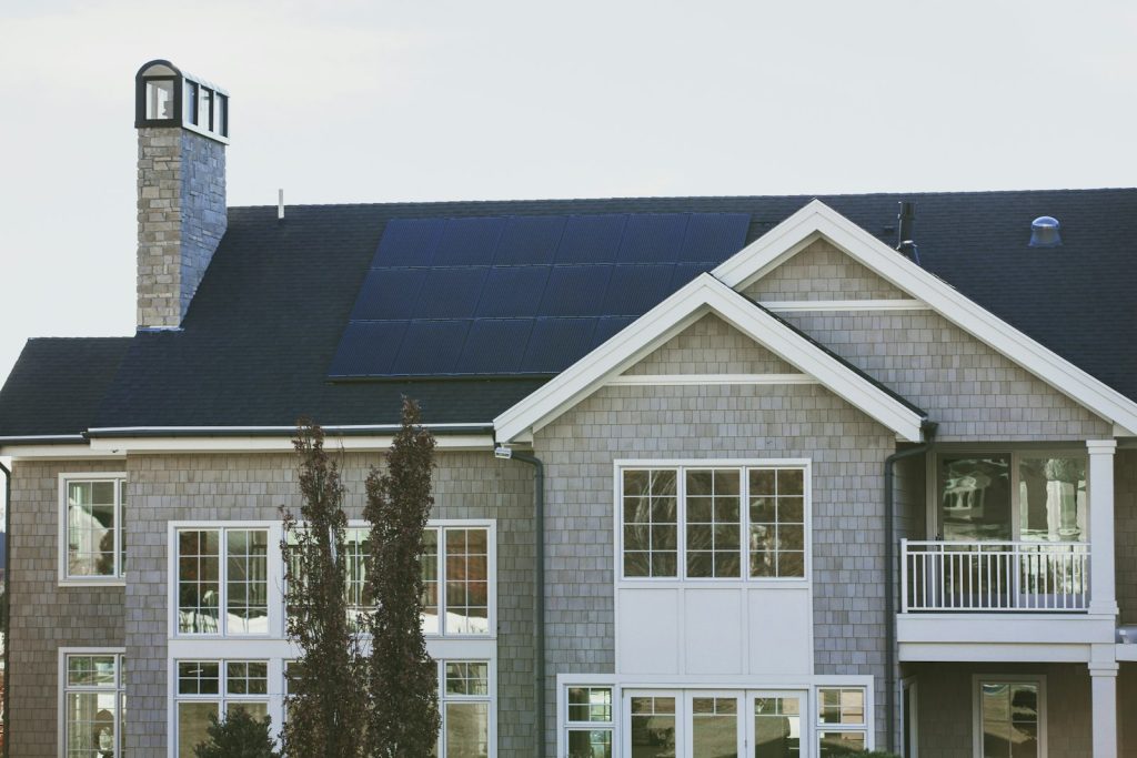 Casa residenziale con impianto fotovoltaico sul tetto