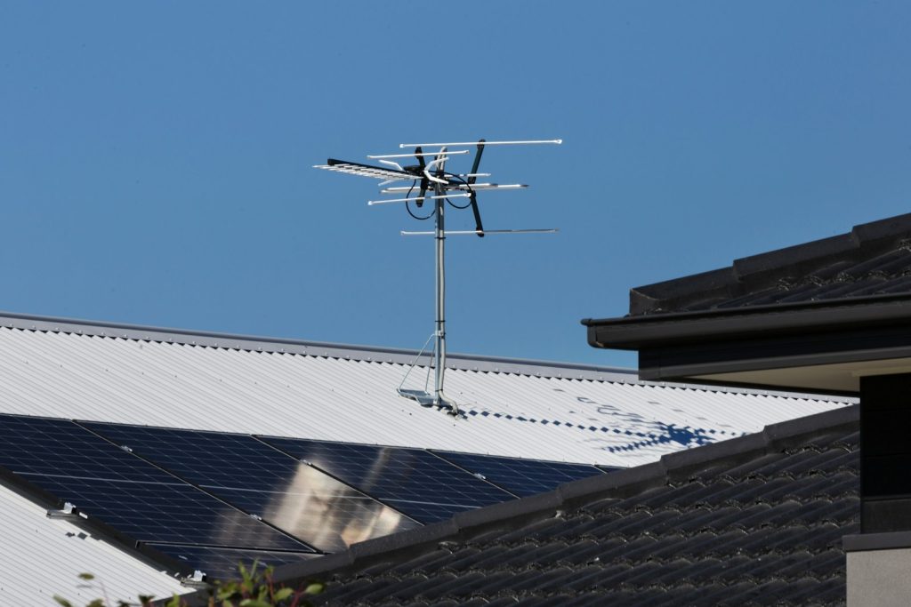 Pannelli fotovoltaici su un tetto residenziale