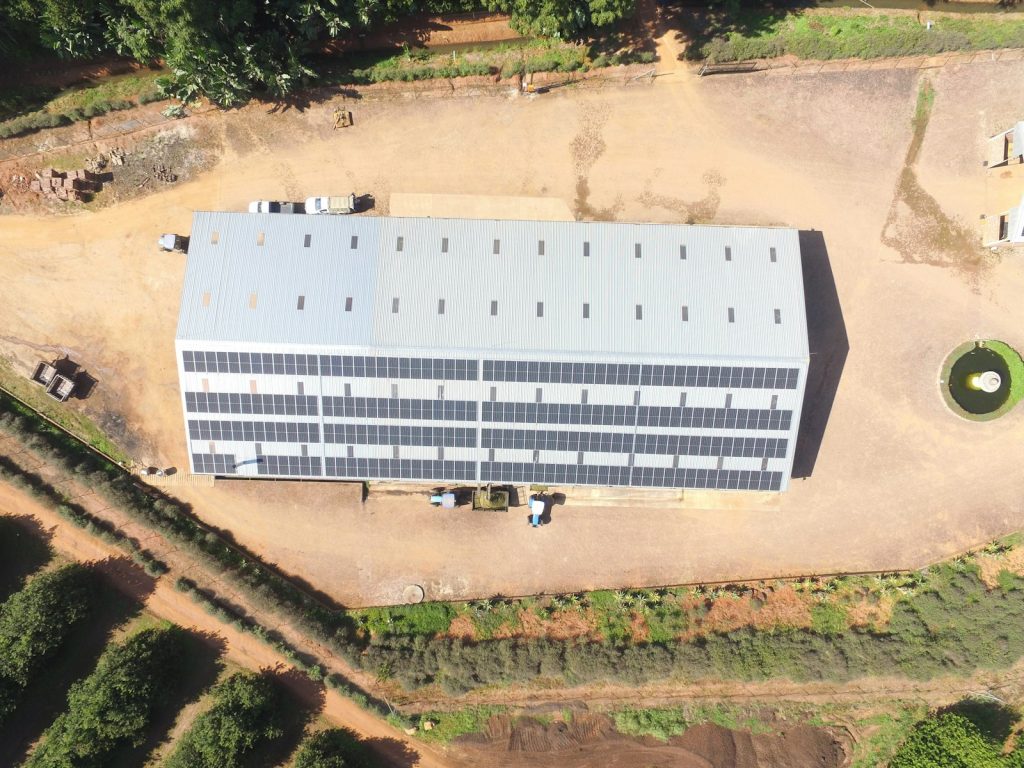 Vista aerea di un capannone con copertura fotovoltaica