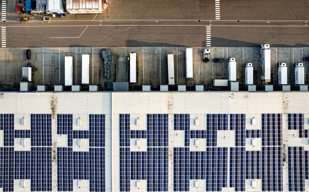 Vista aerea di area logistica con pannelli fotovoltaici