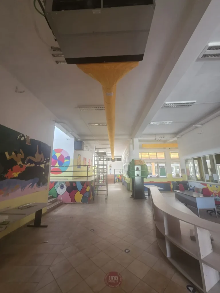 Impianto di climatizzazione con canale tessile giallo nell'atrio della scuola Brugnano a Marina di Gioiosa Ionica