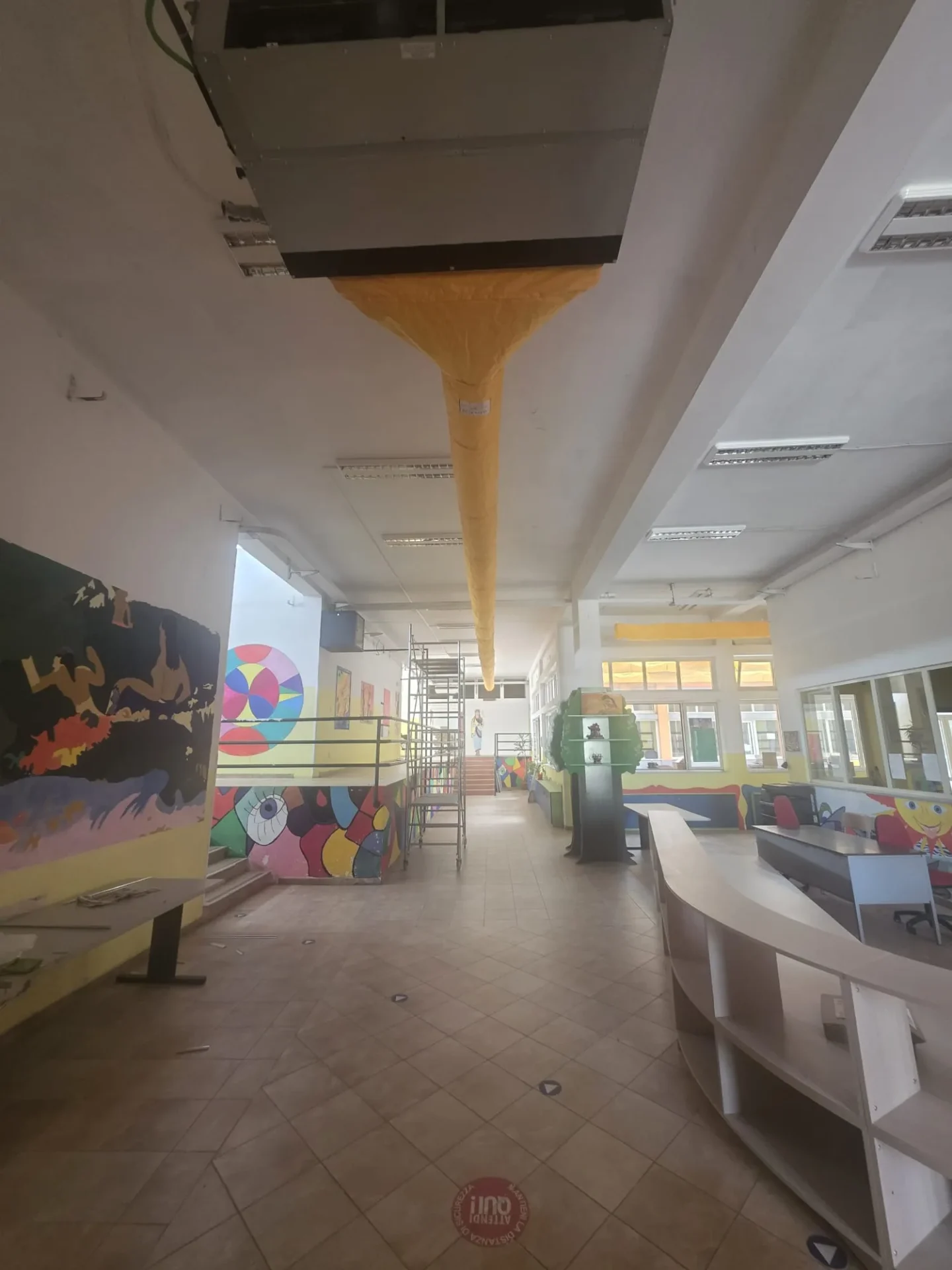 Impianto di climatizzazione con canale tessile giallo nell'atrio della scuola Brugnano a Marina di Gioiosa Ionica