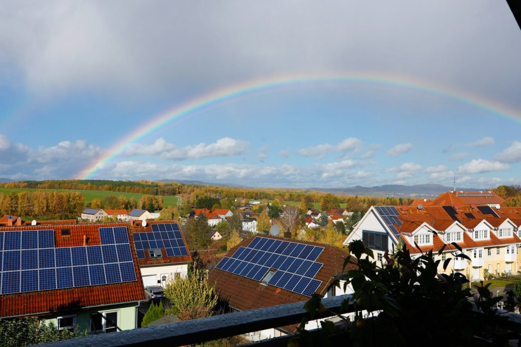 Quartiere residenziale con pannelli fotovoltaici sui tetti
