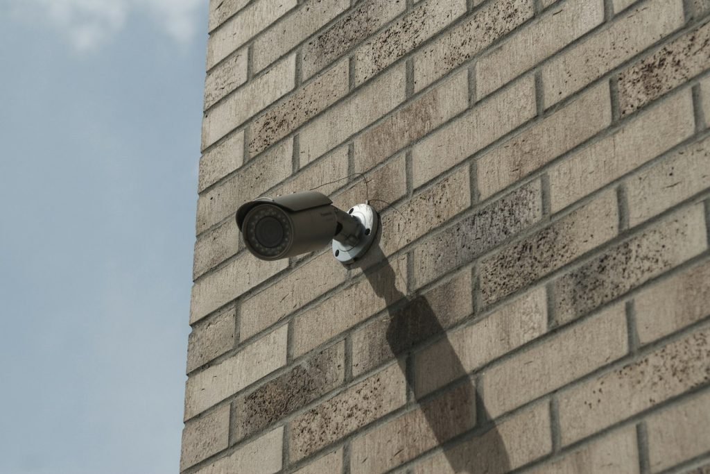 Telecamera di sicurezza montata su una parete esterna