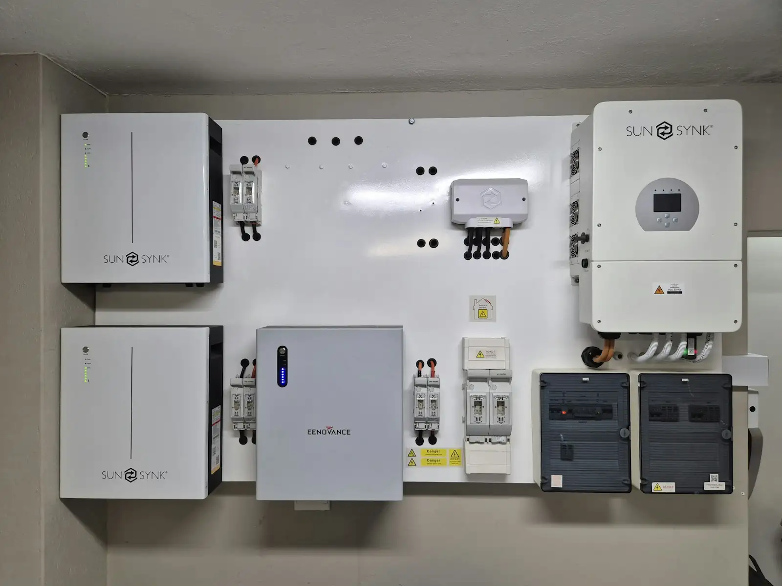 Inverter ibrido e batterie di accumulo installati a parete