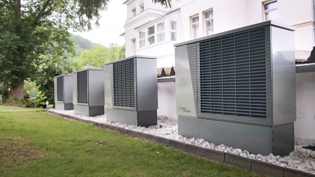 Unita esterne di pompe di calore allineate