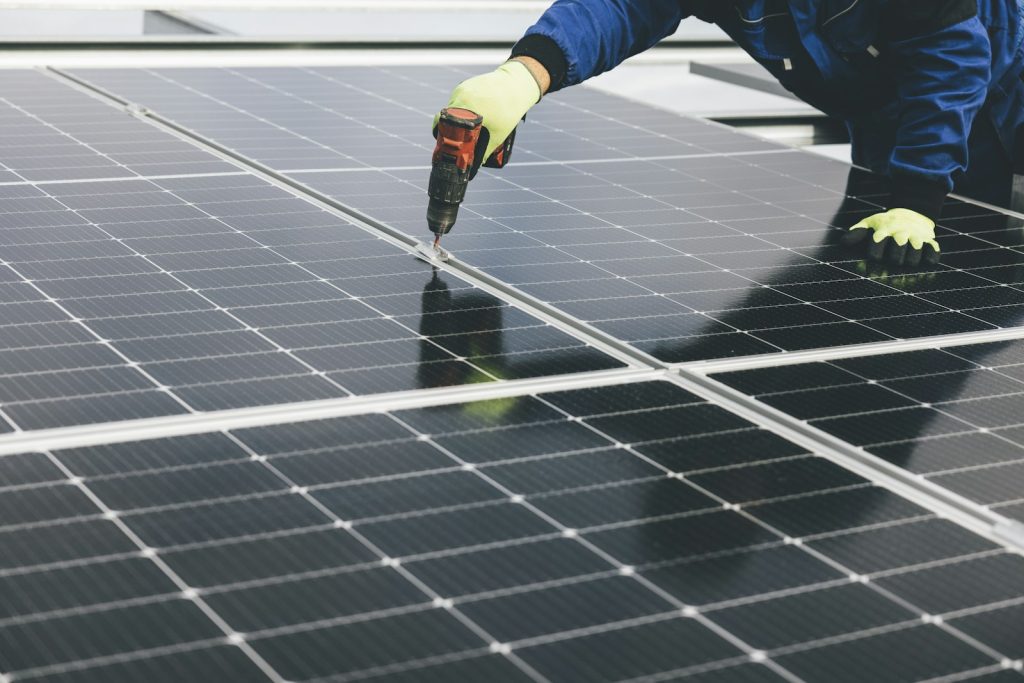 Tecnico al lavoro su un pannello fotovoltaico