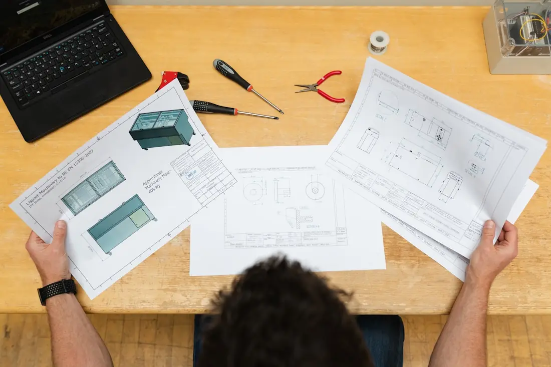 Schemi tecnici di impianto sul tavolo di lavoro