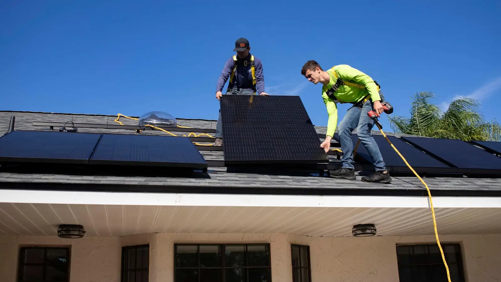 Squadra al lavoro sull'installazione di un impianto in copertura