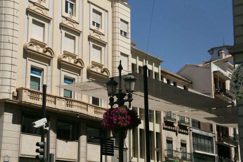 Telecamere di sicurezza su un edificio del centro