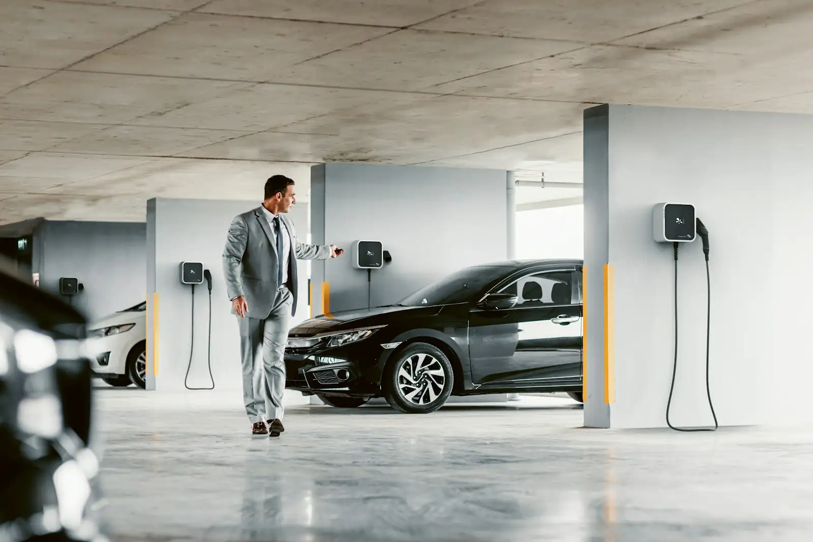 Garage interrato con wallbox installate sui pilastri accanto ai posti auto