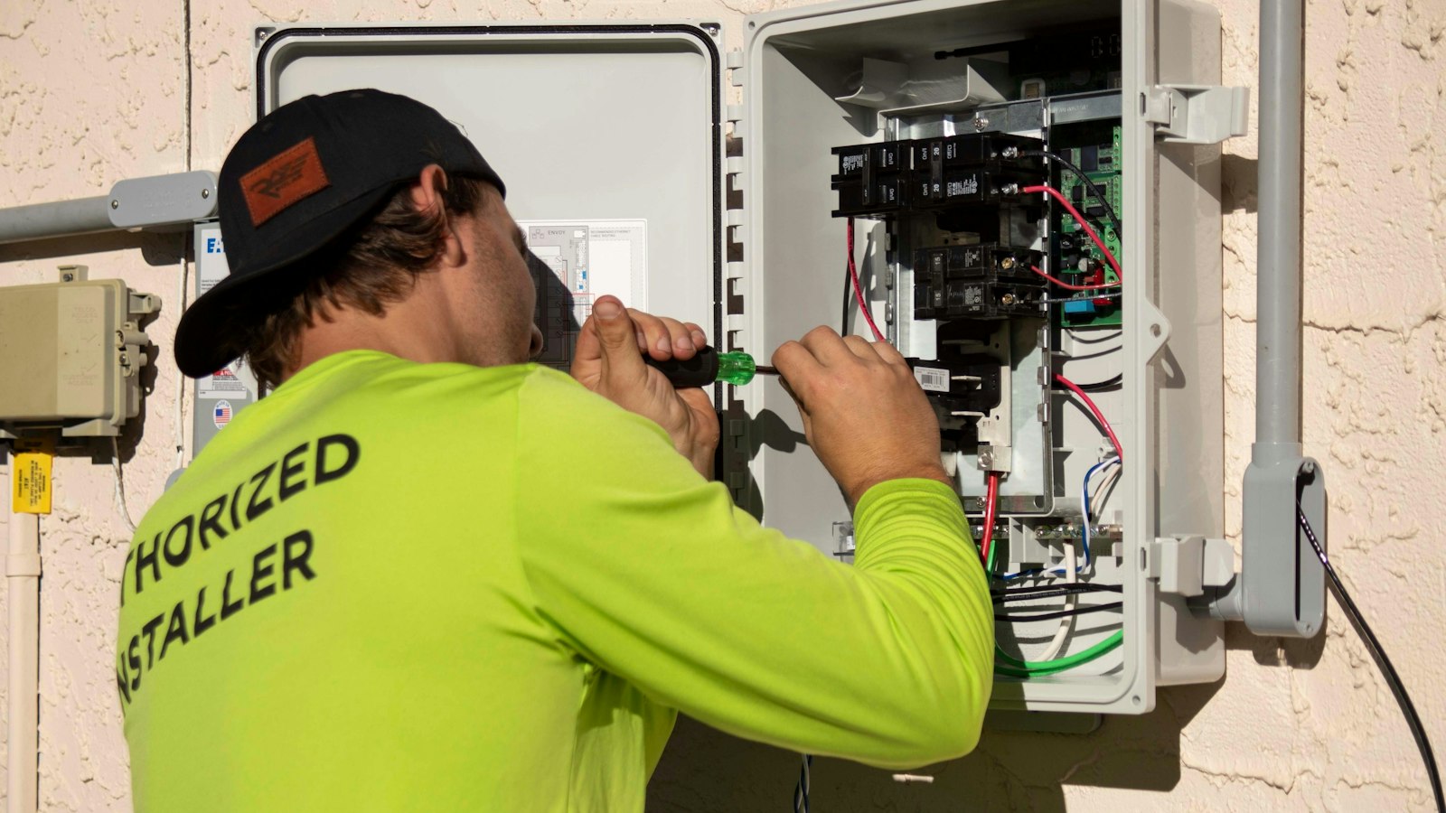 Tecnico al lavoro su un quadro elettrico dell'impianto
