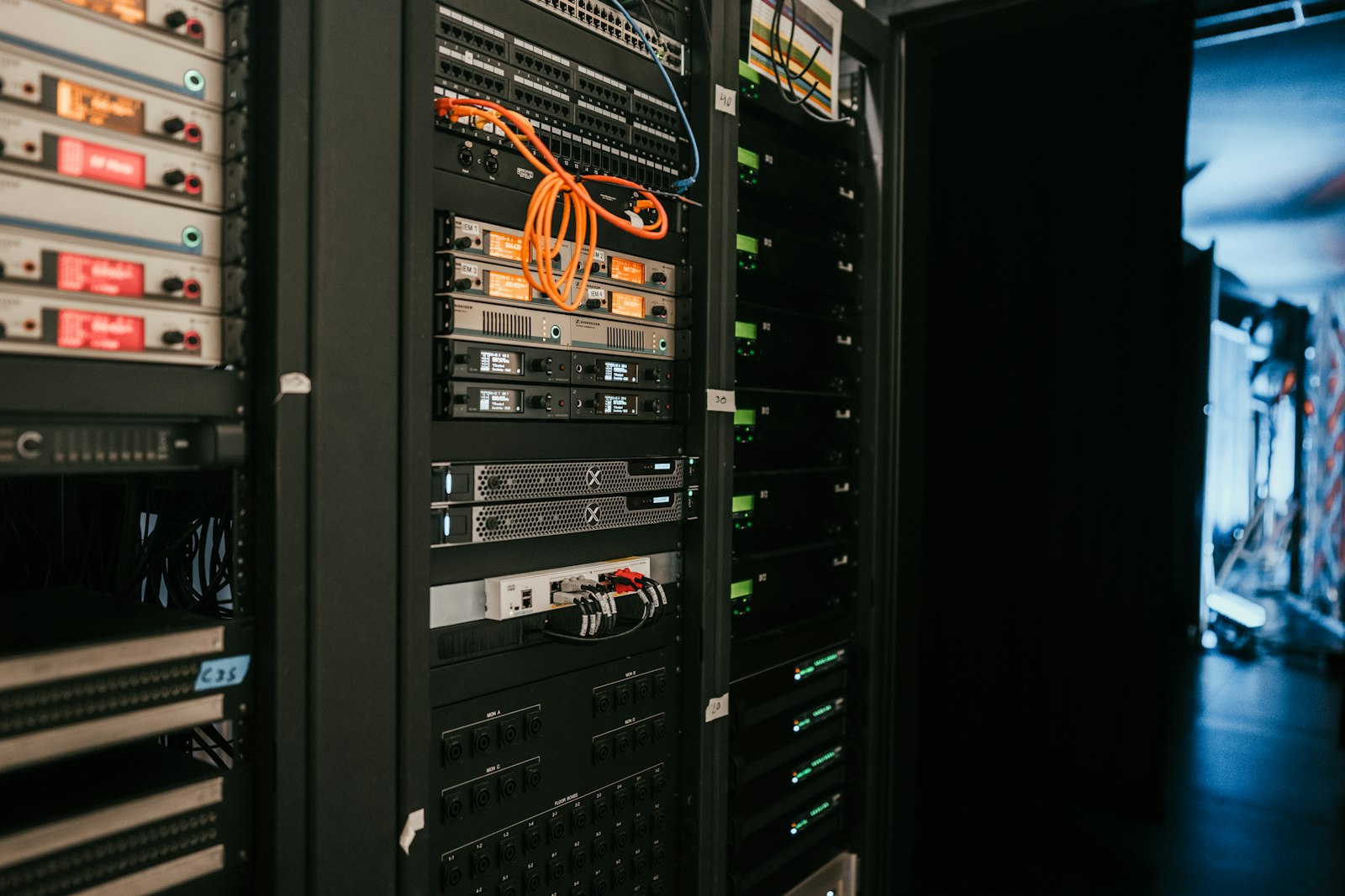 Armadio rack con apparati di rete in sala server