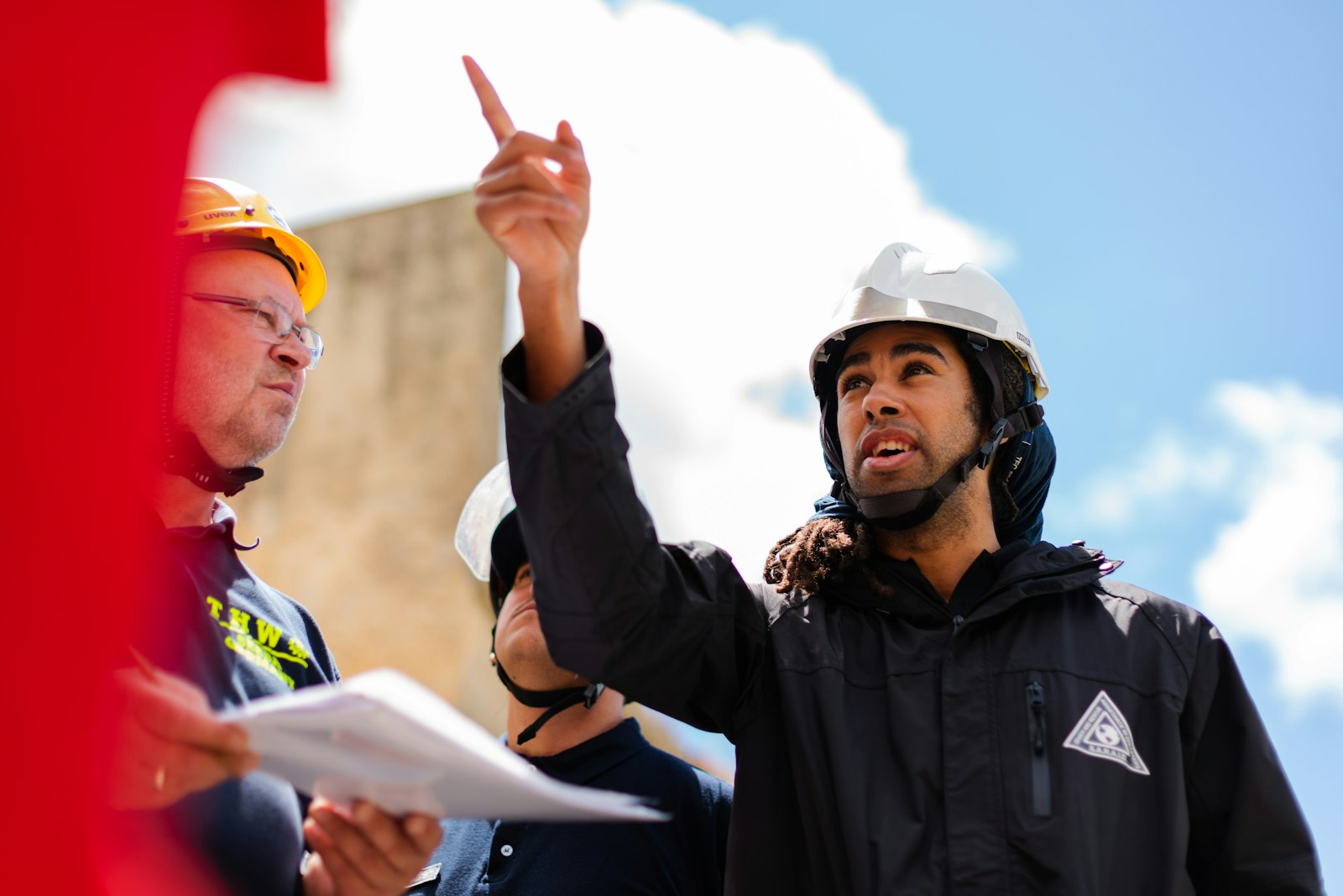 Tecnico con elmetto di protezione in cantiere
