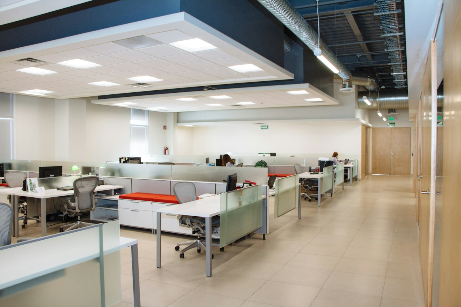Ufficio open space con postazioni di lavoro