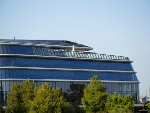 Edificio aziendale con impianto fotovoltaico in copertura
