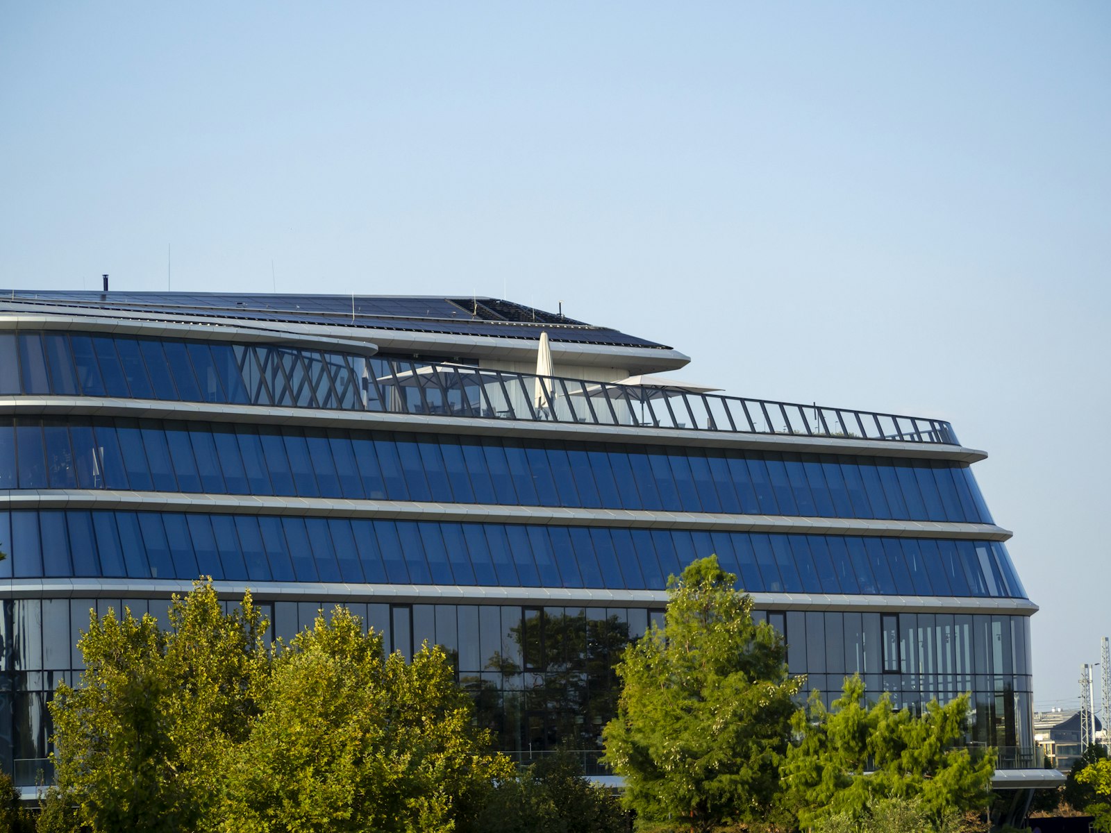 Edificio aziendale con impianto fotovoltaico in copertura