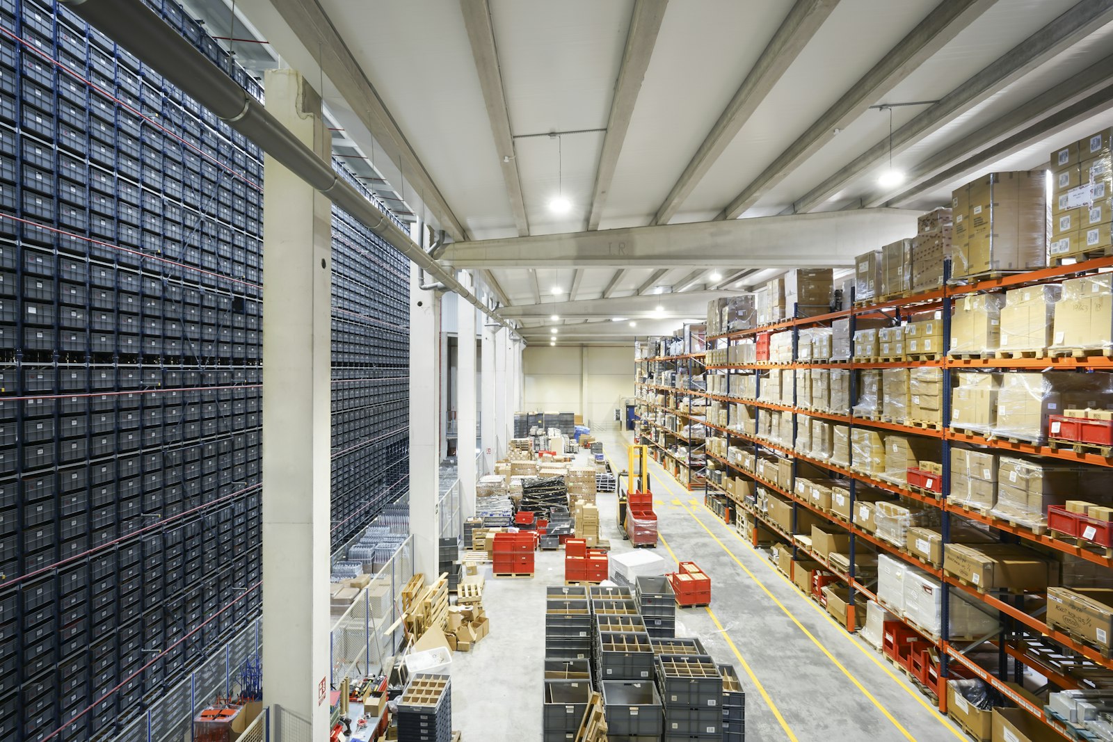 Magazzino industriale con scaffalature e illuminazione