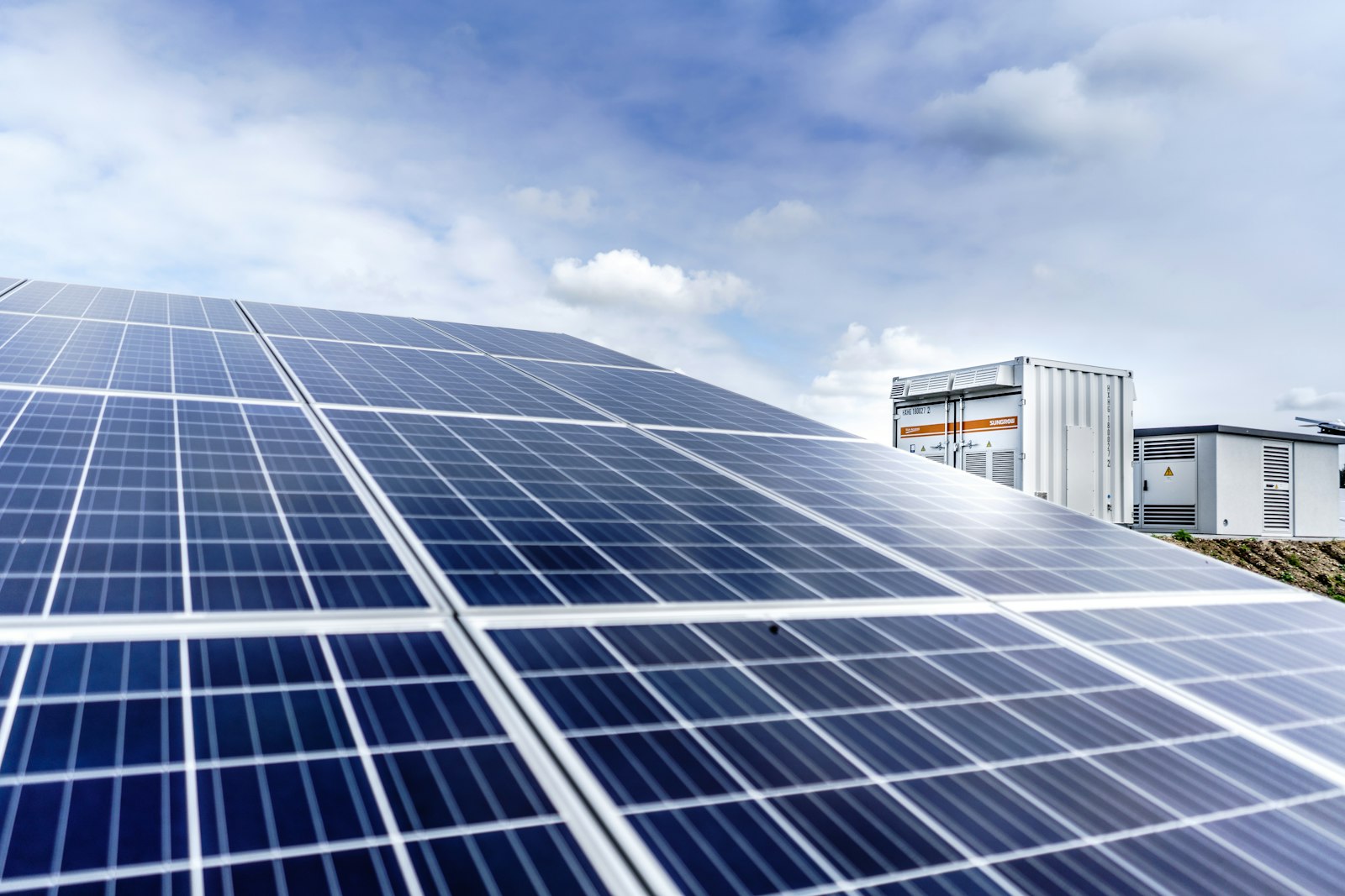 Moduli fotovoltaici installati su copertura industriale