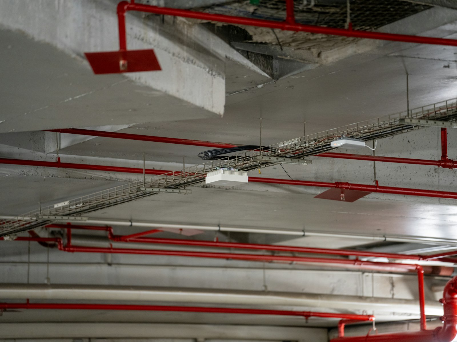 Tubazioni antincendio a soffitto in un edificio industriale