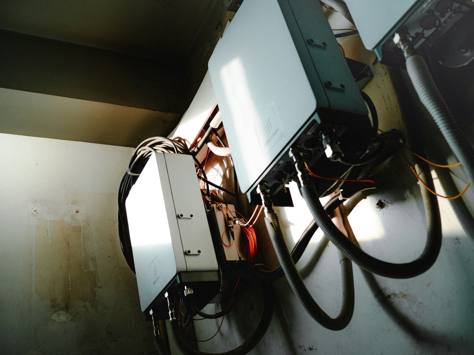 Inverter fotovoltaico installato a parete