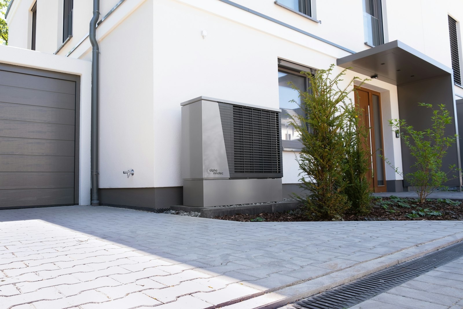 Casa moderna con unità esterna della pompa di calore