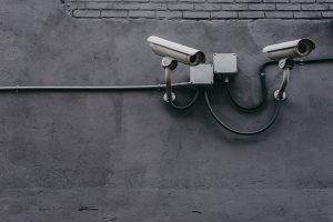 Telecamere di videosorveglianza installate sulla facciata di un edificio