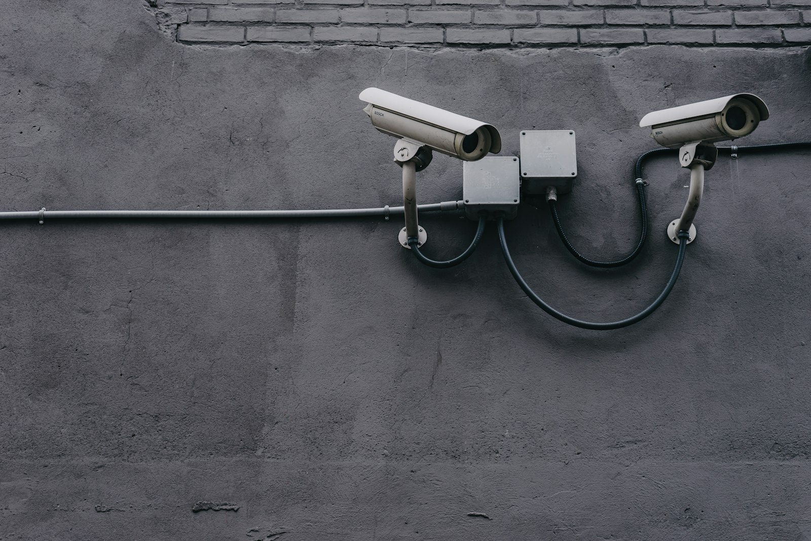 Telecamere di videosorveglianza installate sulla facciata di un edificio