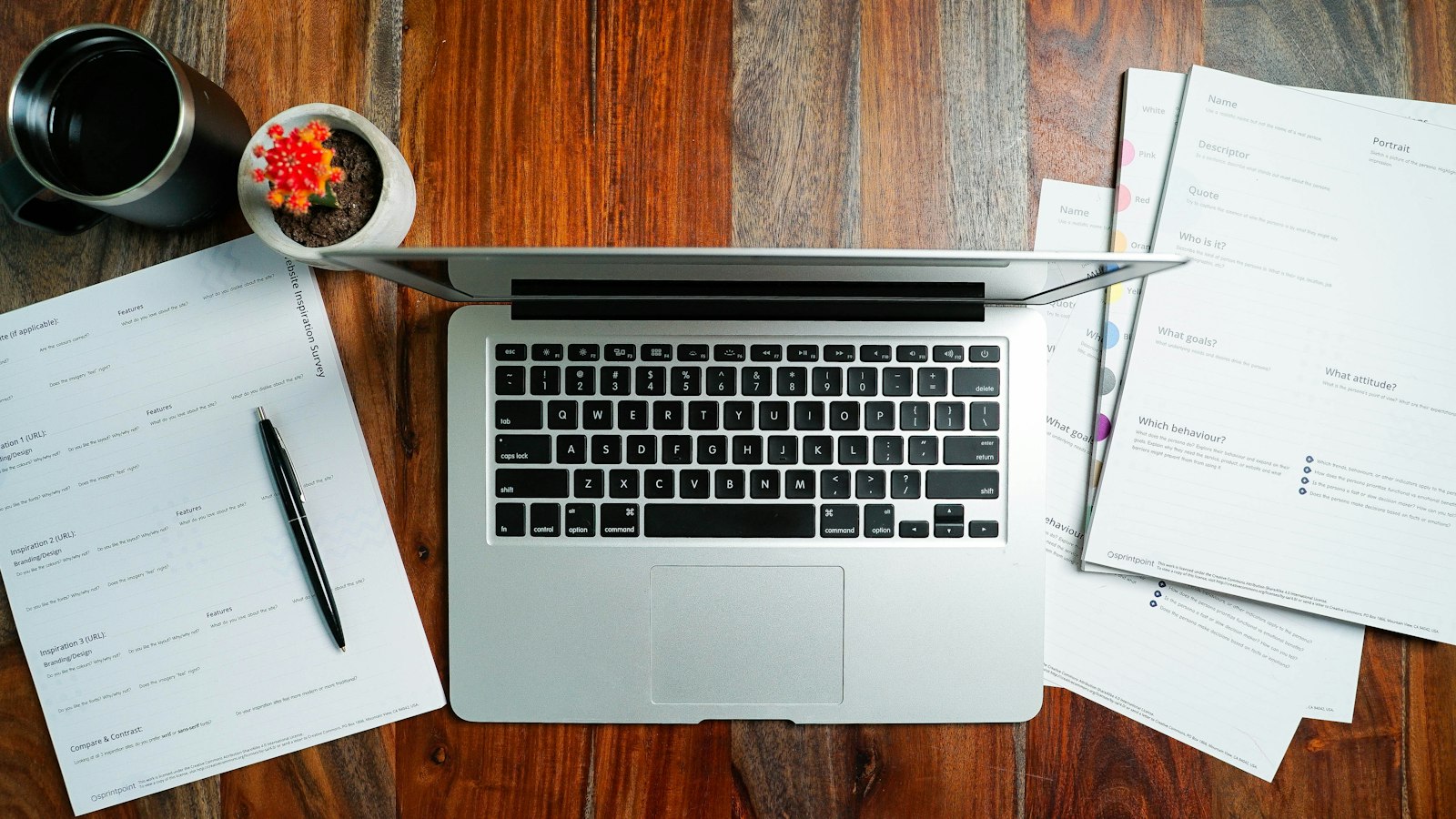 Computer portatile e documenti sulla scrivania, pronti per la domanda online
