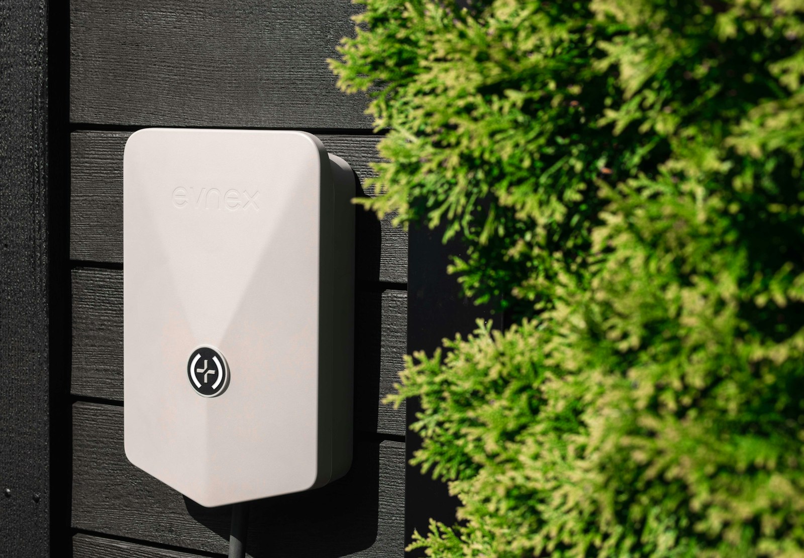 Wallbox domestica bianca montata su una parete esterna