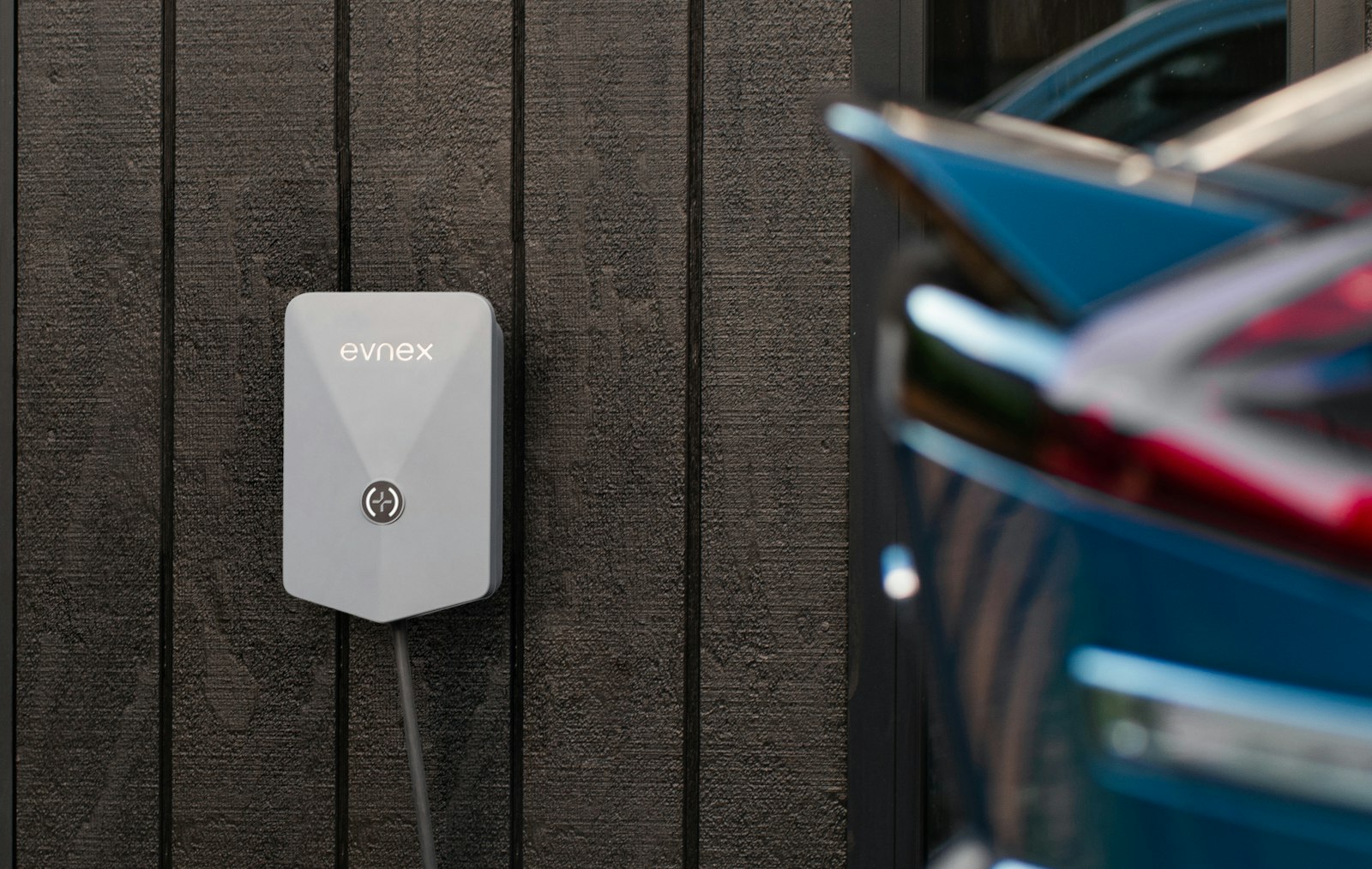 Wallbox grigia installata accanto al posto auto