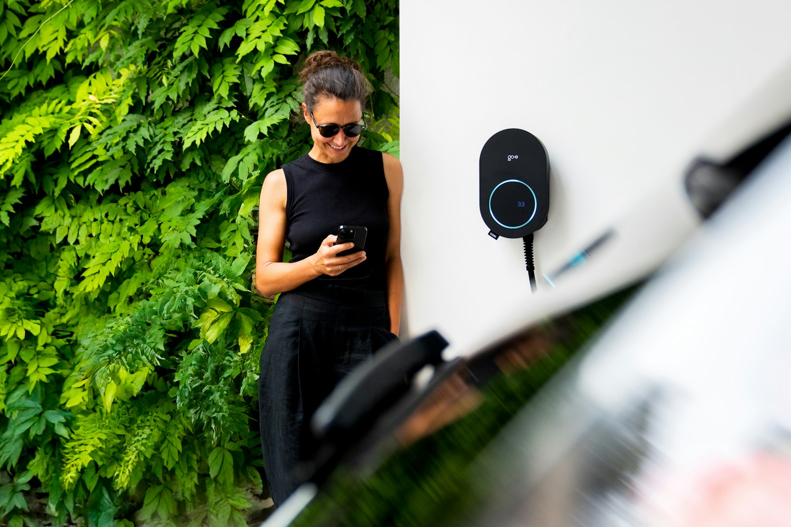 Ricarica controllata dallo smartphone accanto alla wallbox