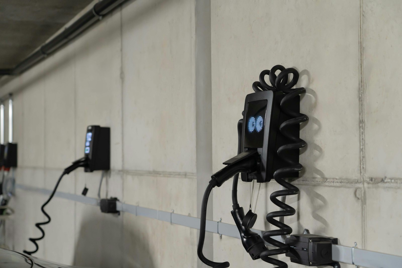 Wallbox installate sulla parete di un'autorimessa